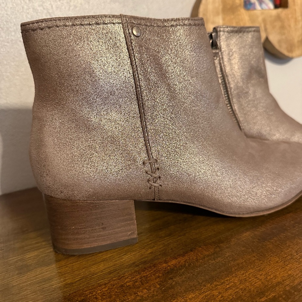 Trask Women’s Metallic Pewter Vivian Suede Ankle Booties Size 8.5 - Picture 3 of 12
